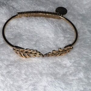 Kinsley armelle laurel leaf braclet